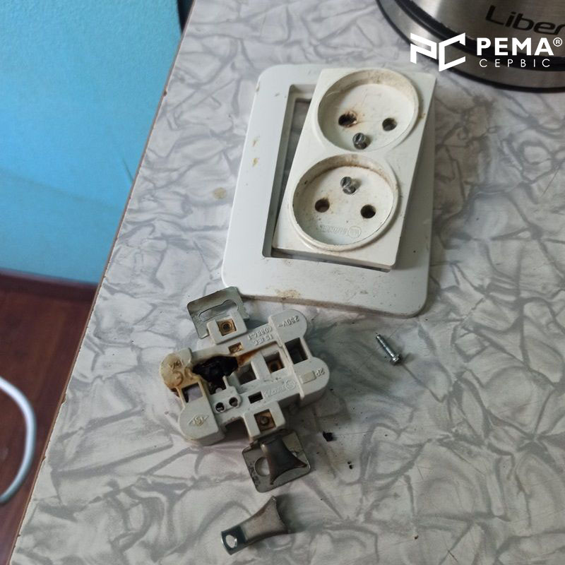 Замена розетки дома